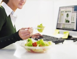 eating a healthy lunch at work